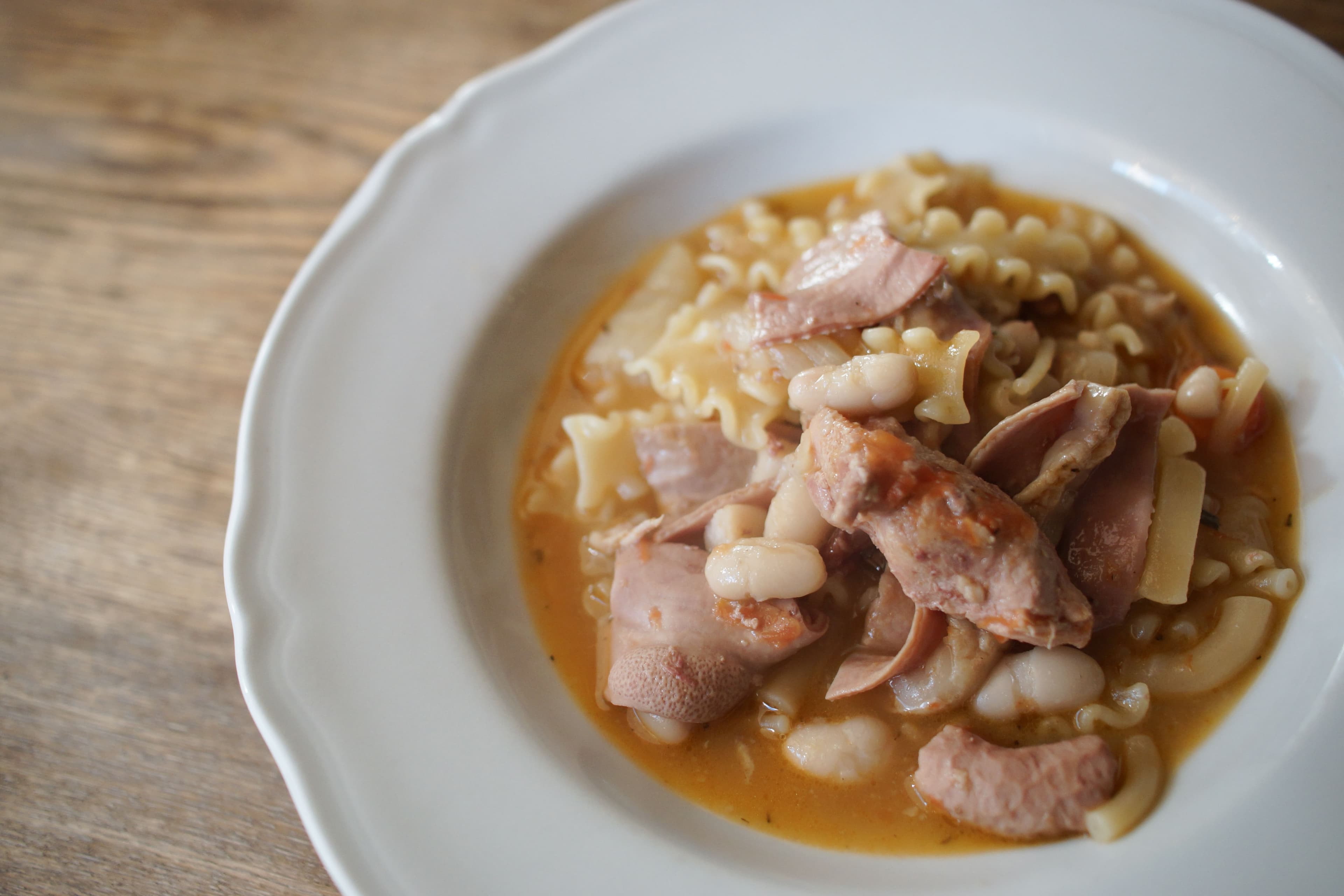 ホルモンスープと白インゲン豆のパスタ